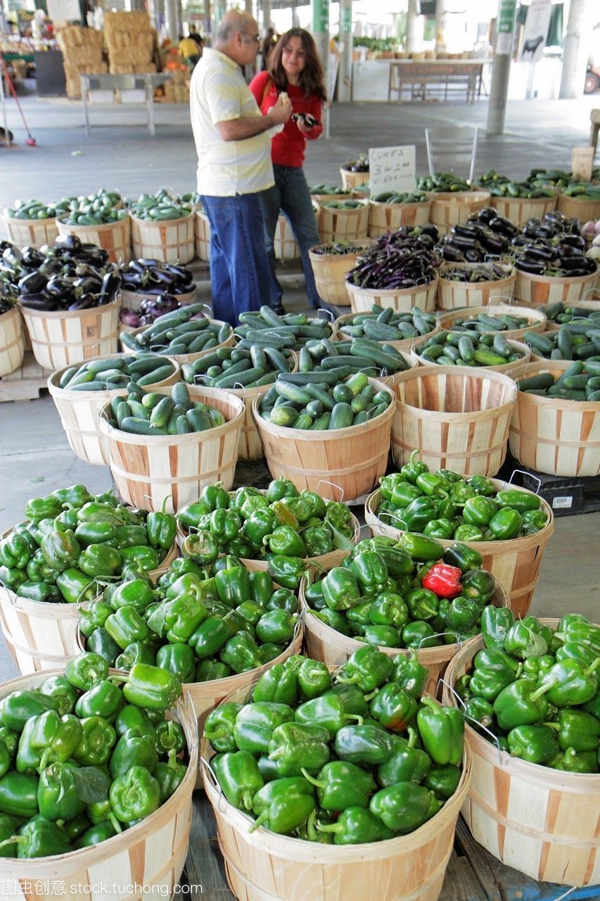 田纳西州纳什维尔纳什维尔农民?市场,农业,当地种植,生产,蔬菜,新鲜,青椒黄瓜茄子可持续发展绿色运动男人女人购物